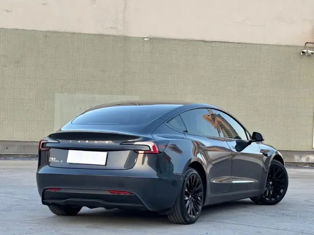 Tesla Model 3 — Фото автомобиля 10