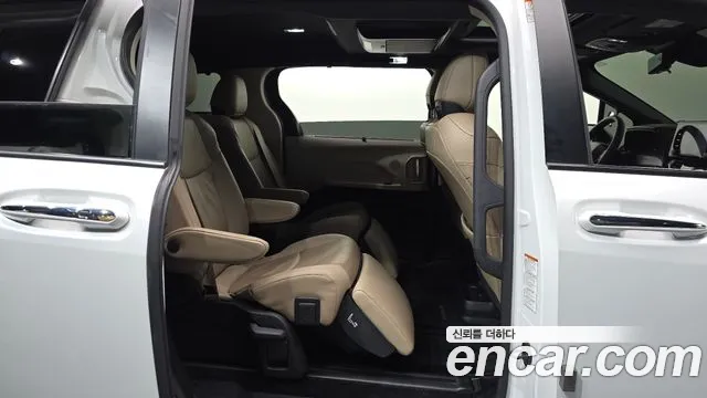 Toyota Sienna — Фото автомобиля 12