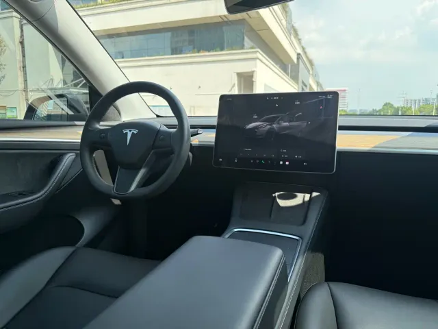 Tesla Model Y — Фото автомобиля 6