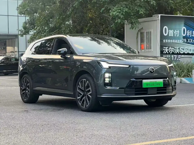Volvo XC70 Plug-in Hybrid — Фото автомобиля 3