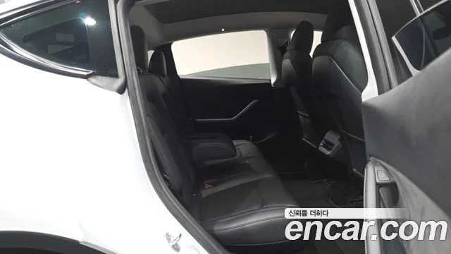 Tesla Model Y — Фото автомобиля 11