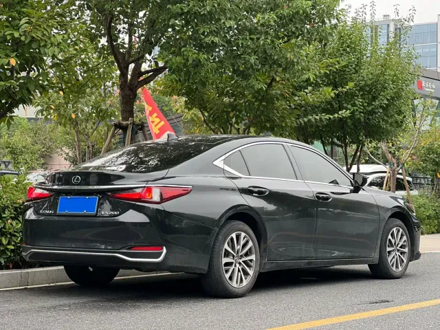 Lexus ES — Фото автомобиля 6