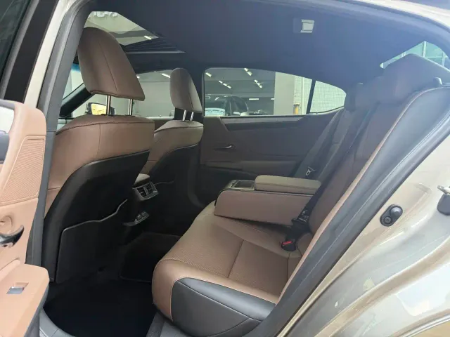 Lexus ES — Фото автомобиля 10