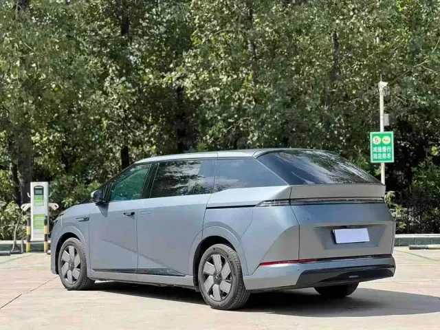 Xpeng X9 — Фото автомобиля 8