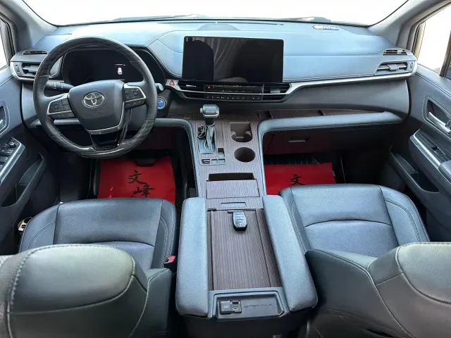 Toyota Sienna — Фото автомобиля 3