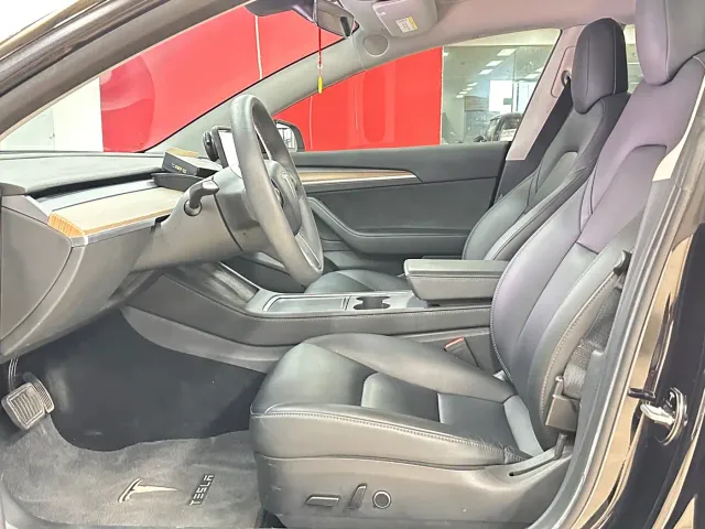 Tesla Model 3 — Фото автомобиля 9