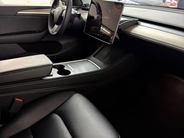 Tesla Model Y — Фото автомобиля 6