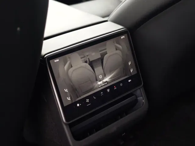 Tesla Model 3 — Фото автомобиля 11