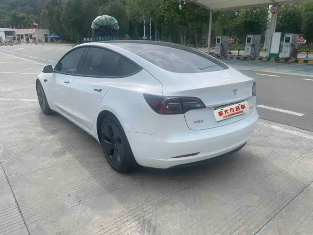 Tesla Model 3 — Фото автомобиля 2