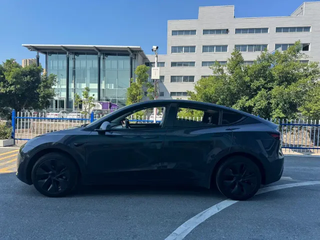 Tesla Model Y — Фото автомобиля 11