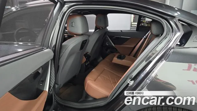 BMW i5 G60 — Фото автомобиля 11