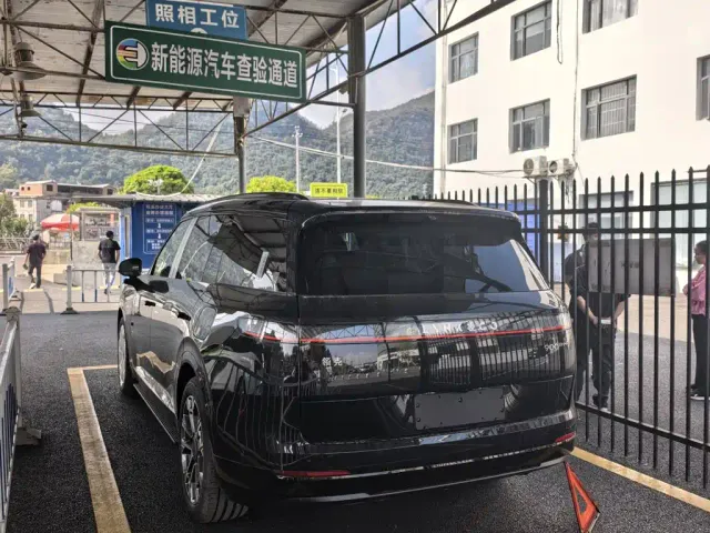 Lynk & Co 900 — Фото автомобиля 11