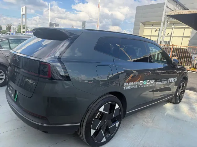 Volvo XC70 Plug-in Hybrid — Фото автомобиля 12