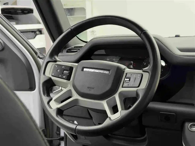 Land Rover Defender — Фото автомобиля 14