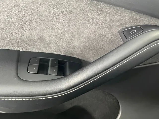 Tesla Model Y — Фото автомобиля 23