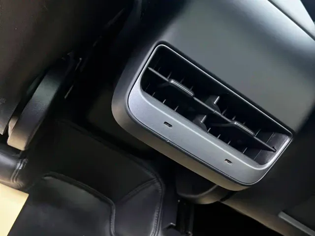 Tesla Model Y — Фото автомобиля 13
