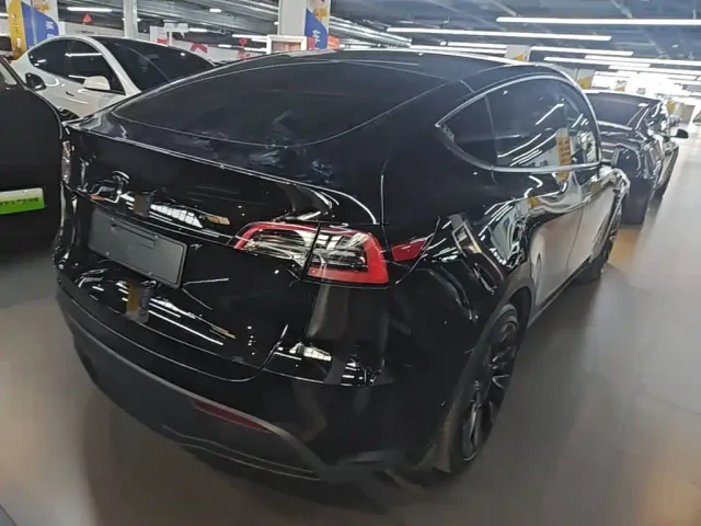Tesla Model Y — Фото автомобиля 6