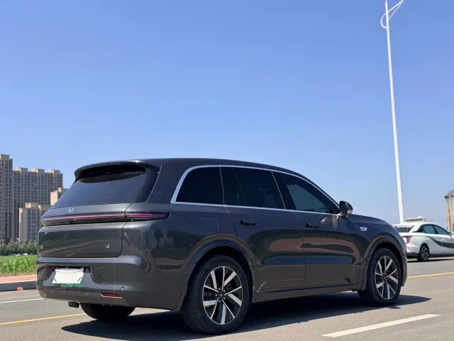 Li Auto L8 — Фото автомобиля 8