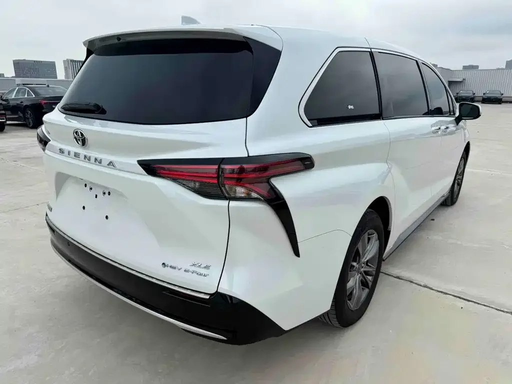Toyota Toyota Sienna 2026 2.5L Hybrid AWD Luxury Edition — Фото автомобиля 6