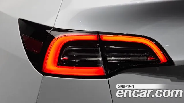 Tesla Model Y — Фото автомобиля 22