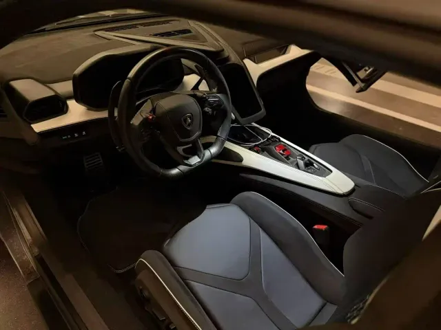 Lamborghini Revuelto — Фото автомобиля 11