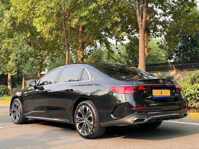 Mercedes-Benz E-Class — Фото автомобиля 3