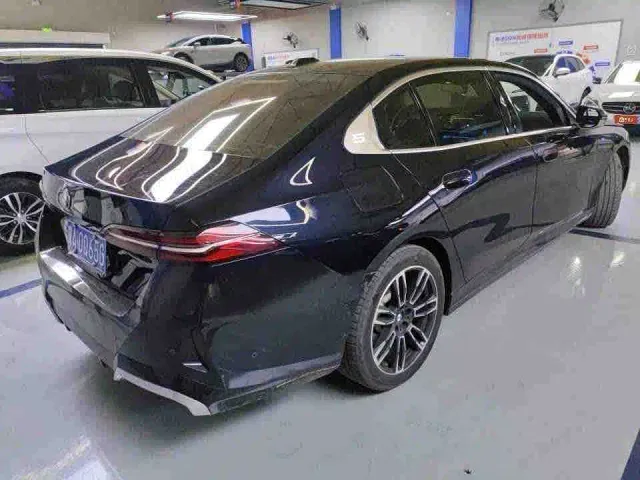 BMW 5 Series — Фото автомобиля 3
