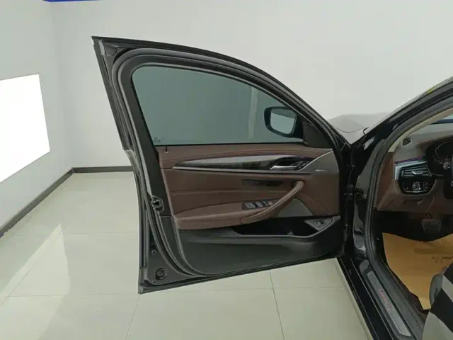 BMW 5 Series — Фото автомобиля 7