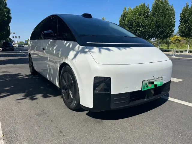 Li Auto MEGA — Фото автомобиля 3
