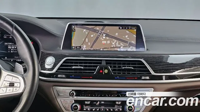 BMW 7-Series — Фото автомобиля 12