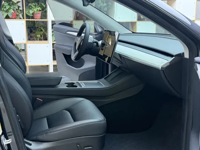 Tesla Model Y — Фото автомобиля 10