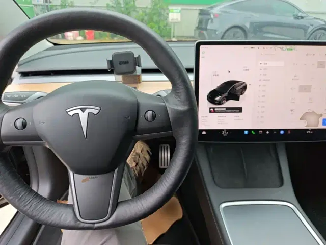 Tesla Model 3 — Фото автомобиля 9