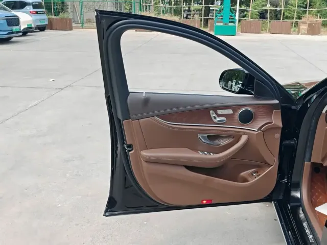 Mercedes-Benz E-Class — Фото автомобиля 4