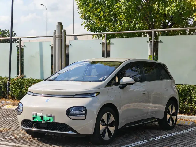 Фотография автомобиля — Baojun Cloud