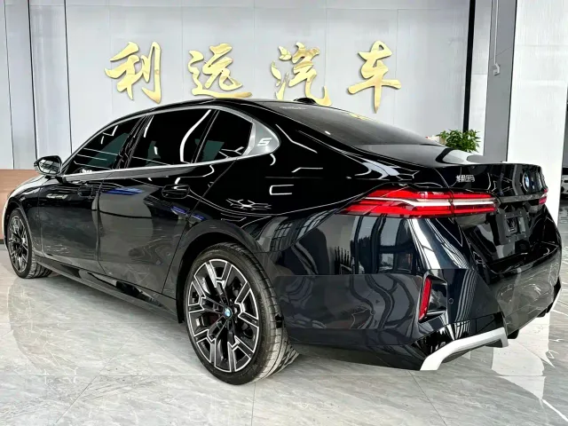 BMW 5 Series — Фото автомобиля 12
