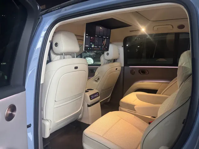 Li Auto i8 — Фото автомобиля 5