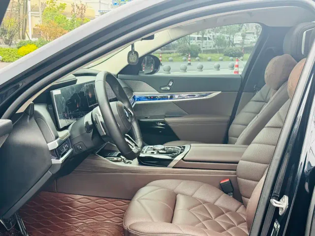 BMW 7 Series — Фото автомобиля 13