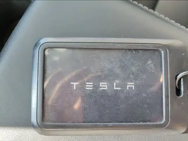 Tesla Model Y — Фото автомобиля 8