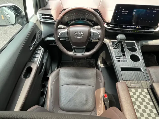 Toyota Sienna — Фото автомобиля 11