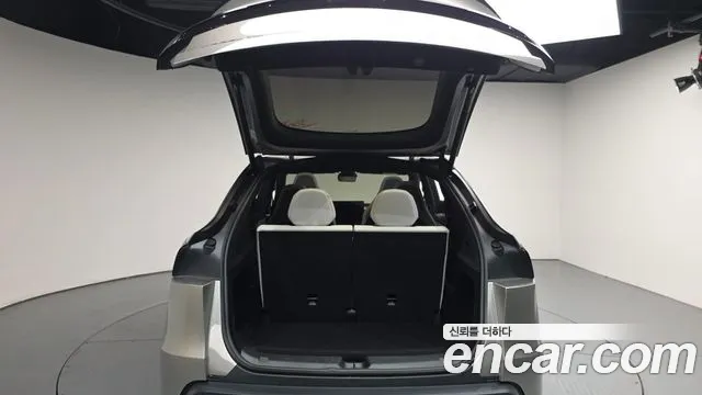 Tesla Model Y — Фото автомобиля 26