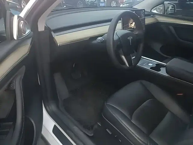 Tesla Model Y — Фото автомобиля 15