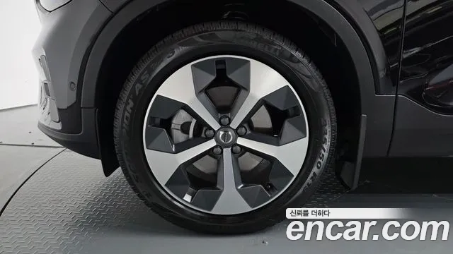 Volvo XC40 — Фото автомобиля 4