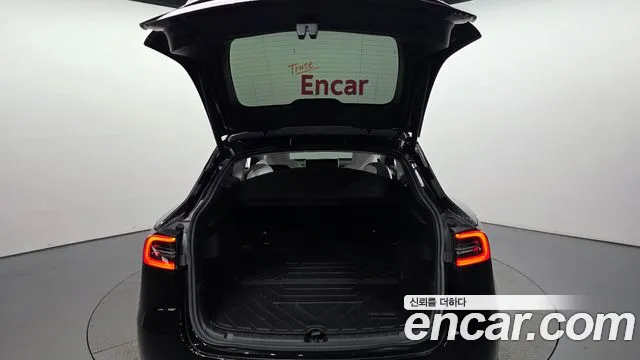 Tesla Model Y — Фото автомобиля 26
