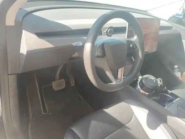 Tesla Model Y — Фото автомобиля 12