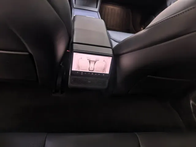 Tesla Model 3 — Фото автомобиля 12