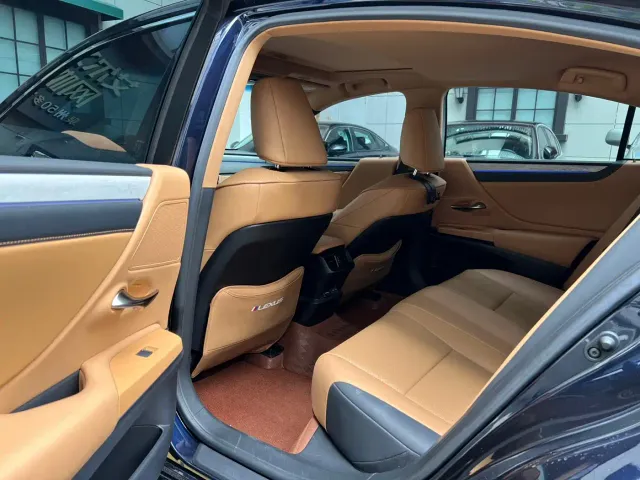 Lexus ES — Фото автомобиля 5
