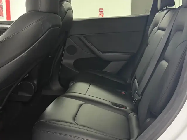Tesla Model Y — Фото автомобиля 11
