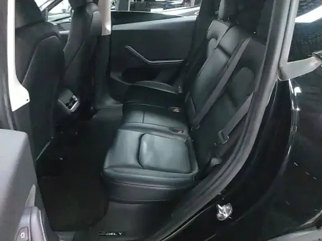 Tesla Model Y — Фото автомобиля 16