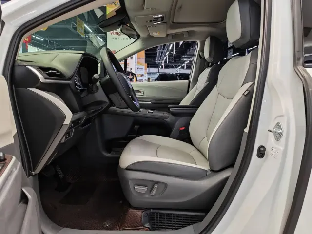 Toyota Sienna — Фото автомобиля 8