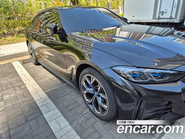 BMW i4 — Фото автомобиля 4